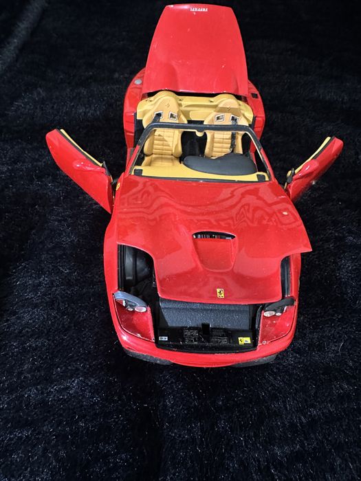 Ferrari cu anumite piese lipsa si anumite imperfectiuni
