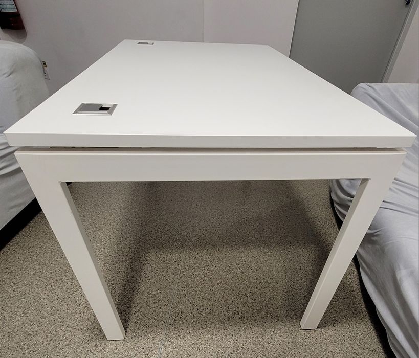 5 birouri albe cu doua orificii pentru cabluri