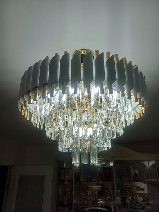 Продам люстру срочно