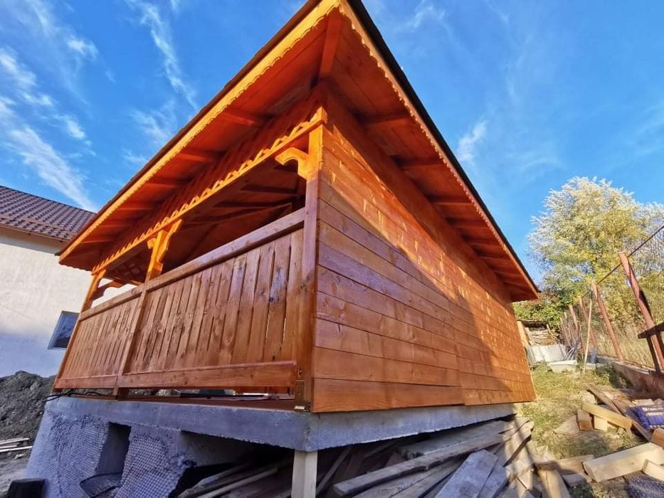 Foișor, terasa cabanuța de lemn.