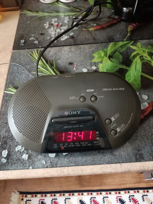 Radio Sony ,este un radio cu ceas și alarmă în stare foarte bună,nu livrez in țară,ridicare personală de  acasă!!!