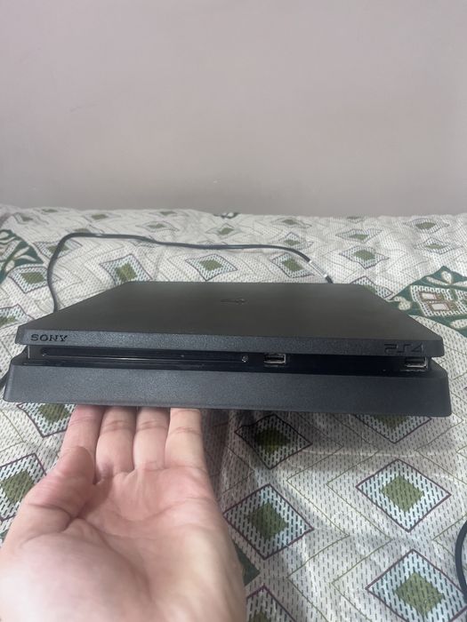PS4 Slim 1 терабайт 2 джостика