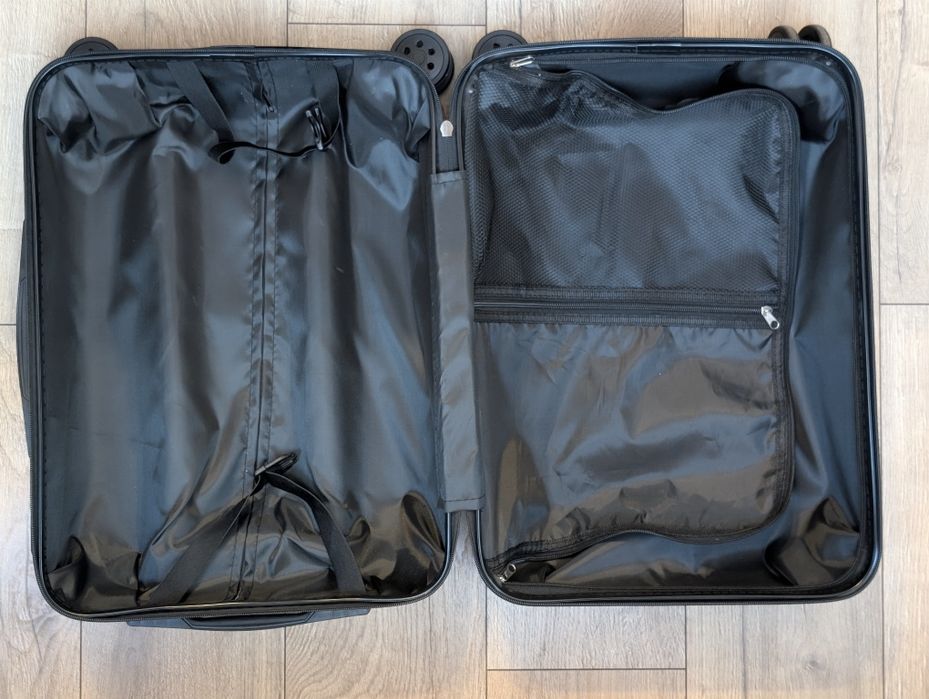 Стилен куфар за ръчен багаж.