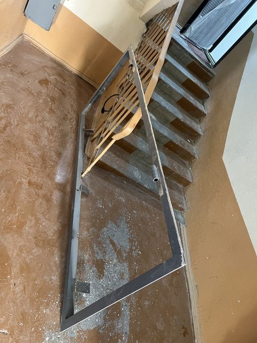 Srochno baqvat eshik sotiladi