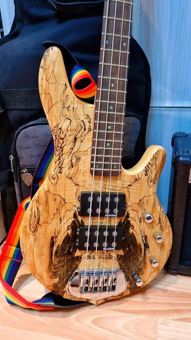 Бас гитара + чехол+ комбик