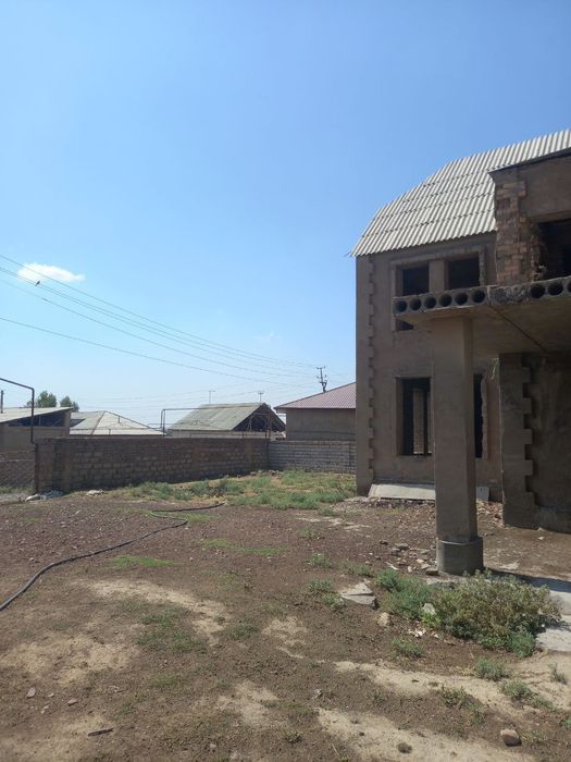 Uy sotiladi 8 sotix dakumet joyida