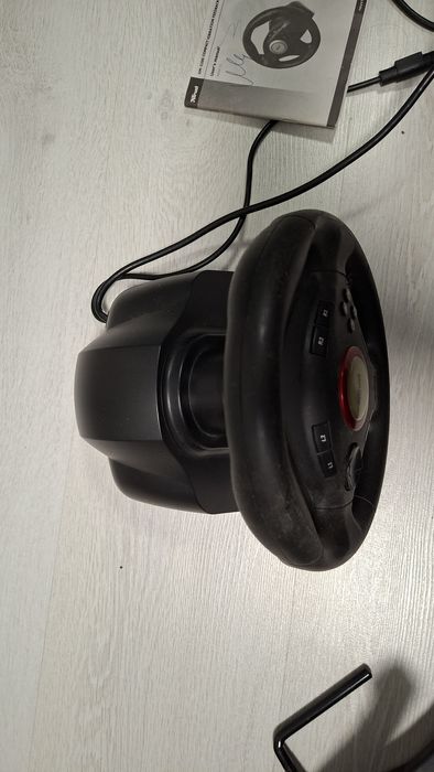 Волан (кормило) + педали за компютърни игри и Sony PlayStation