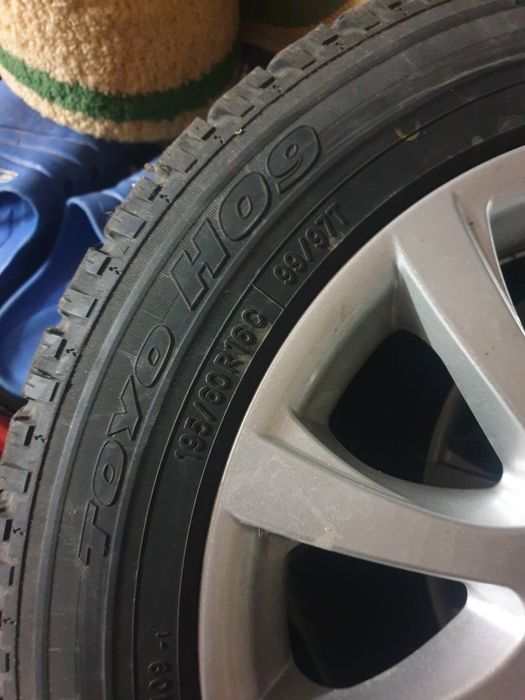 De vânzare cauciucuri cu jante