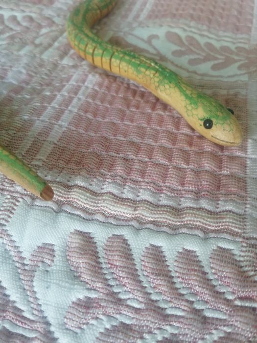 Дървена змия играчка