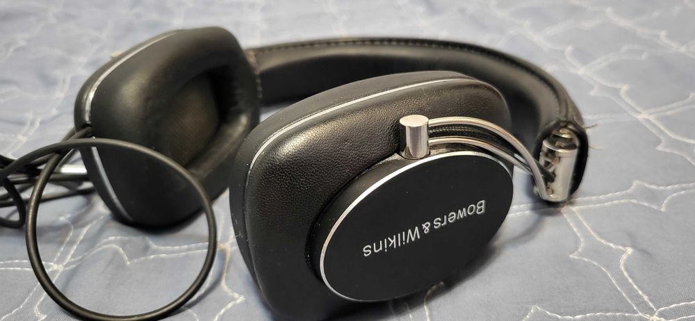 Căști over-ear Bowers & Wilkins P7 cu fir , cu un design elegant din piele neagră și finisaje metalice argintii