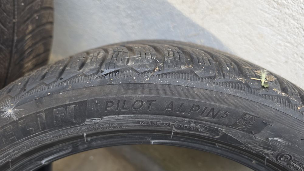 Гуми 245/40 R18.