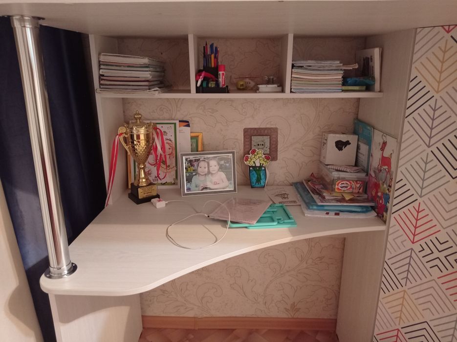 Детская кровать со шкафом.