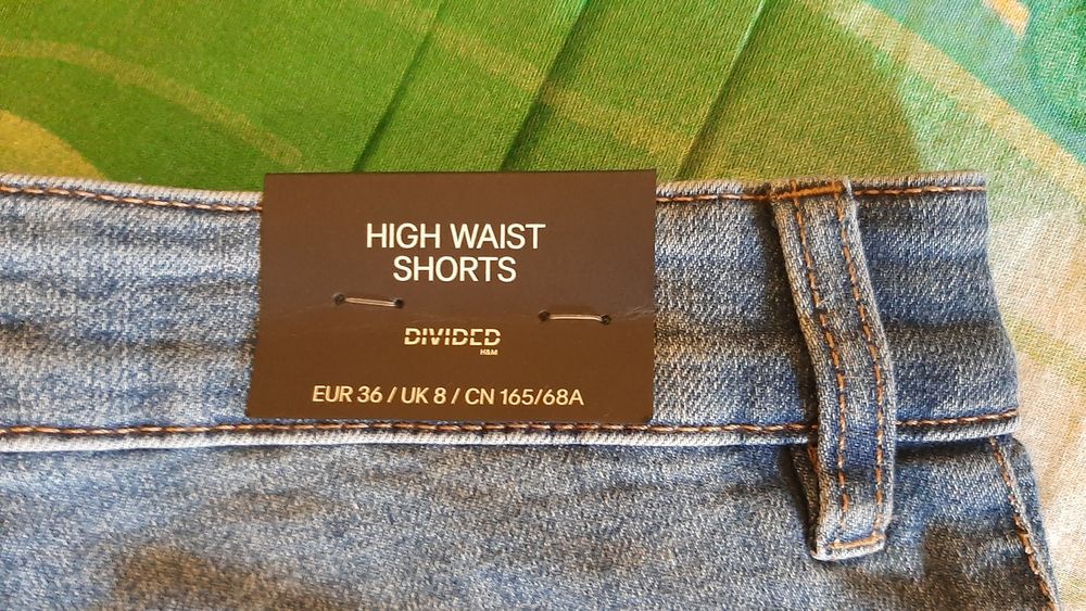 Vând pantaloni scurți