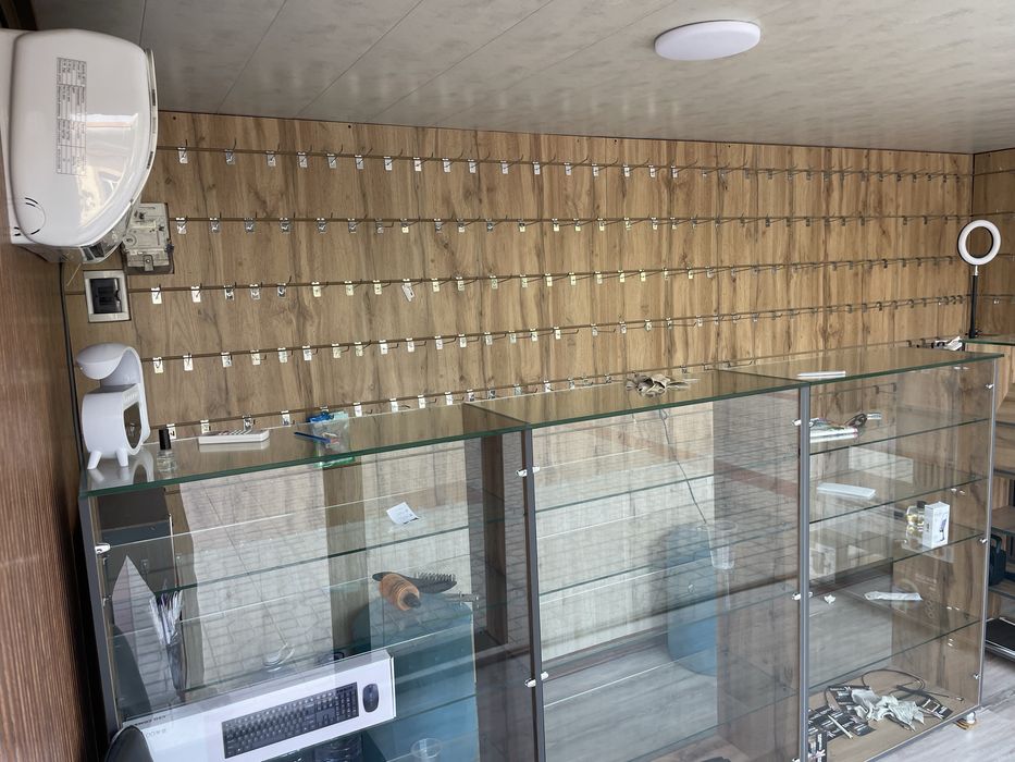 Vetrina sotiladi doskasi bilan