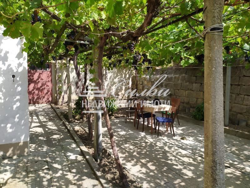 Самостоятелна двуетажна ТУХЛЕНА къща с ГАРАЖ - гр.Нови Пазар.