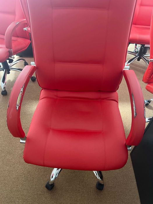 стилни офис столове в червен цвят