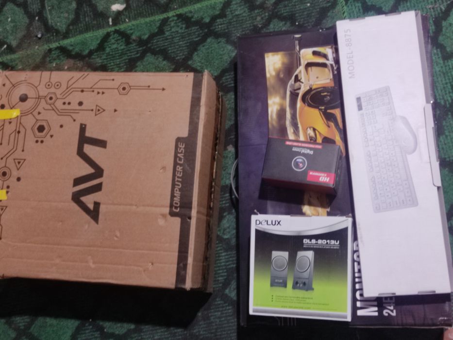 Komputer avt prossesor va everal ekran va qo'shimcha jihozlar