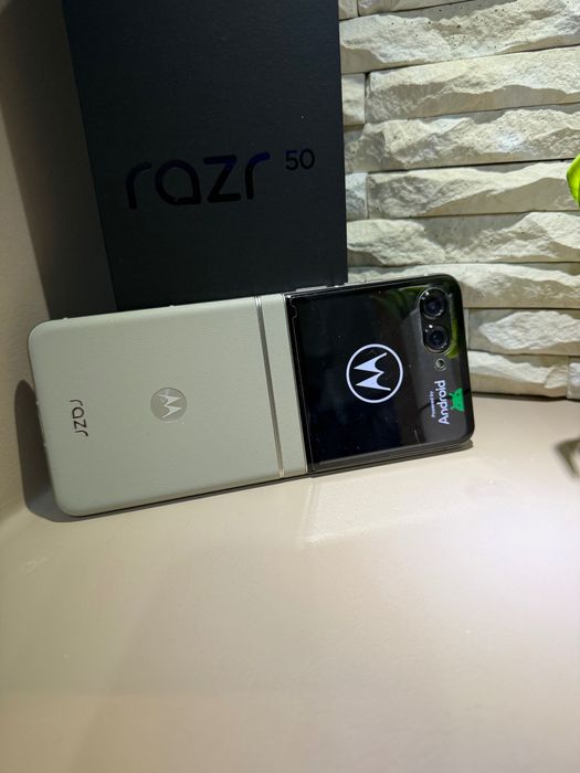 Motorola razr50, 256 GB, неразличима от нова.