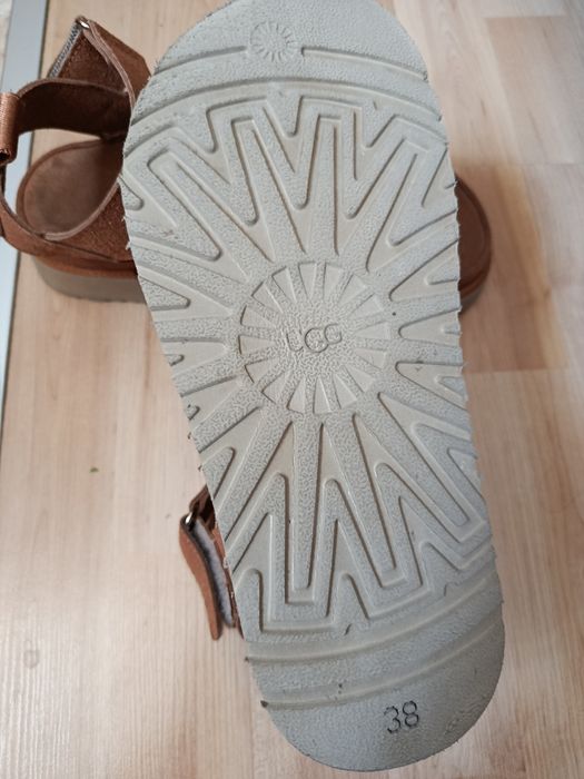 Продавам дамски сандали UGG 38 номер