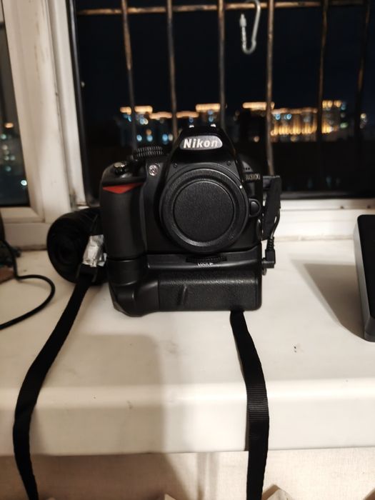 Nikon d3100 с батарейным блоком и блендой
