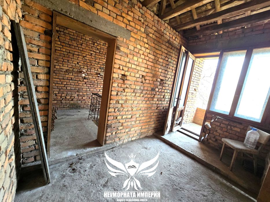 Продавам двуетажна къща 175РЗП и двор 890кв.м. с гараж в с.Кочево