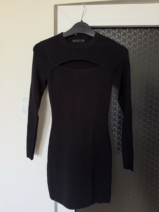 Чисто нова, стилна къса черна рокля с дълъг ръкав и изрязано деколте