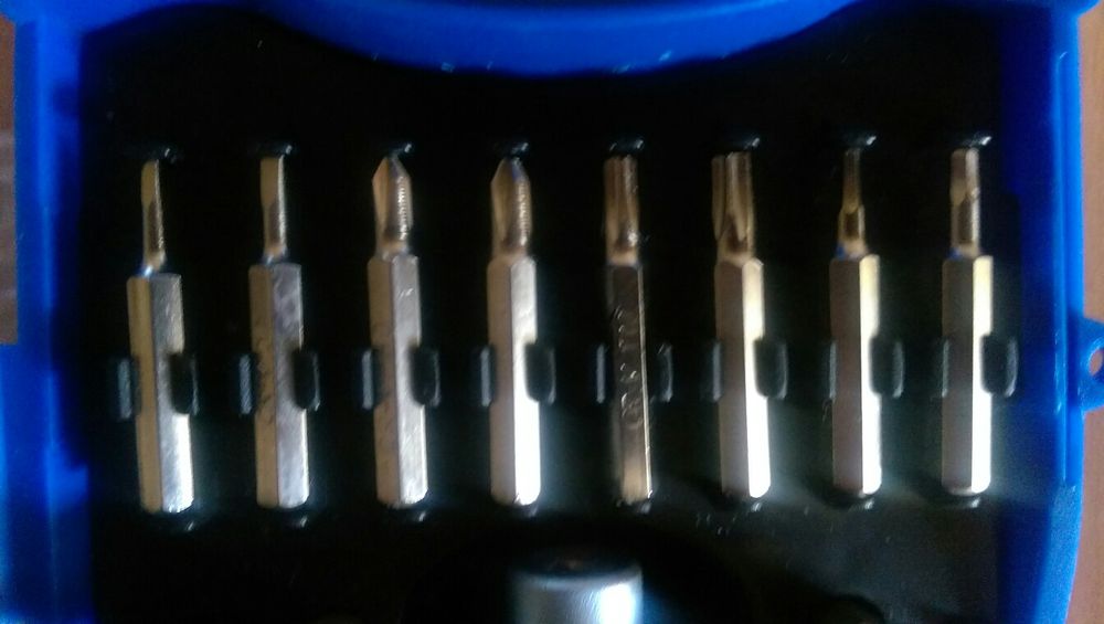 Отвертка. (реверсная)с набором насадок.