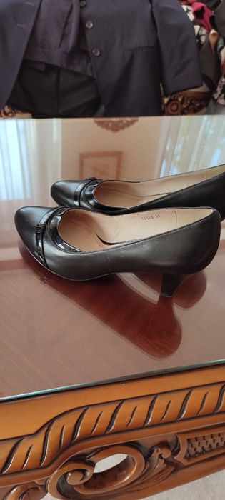 Pantofi eleganți din piele neagră,cu toc fin,comozi, mărimea 38