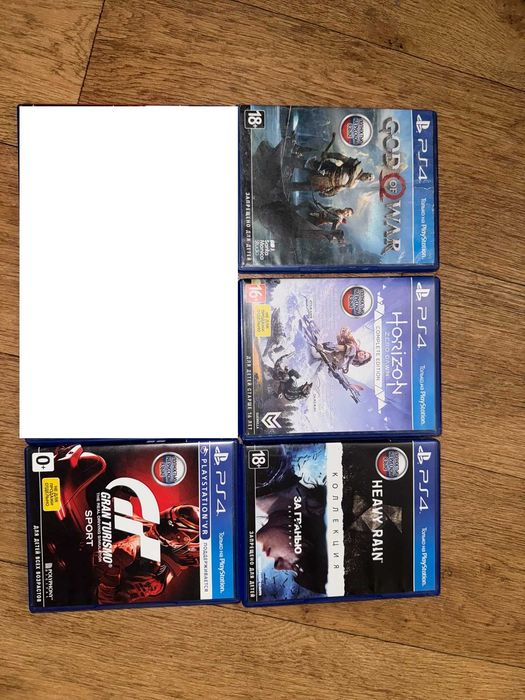 Продам Sony PlayStation 4 PRO (2 геймпада + 4 диска)