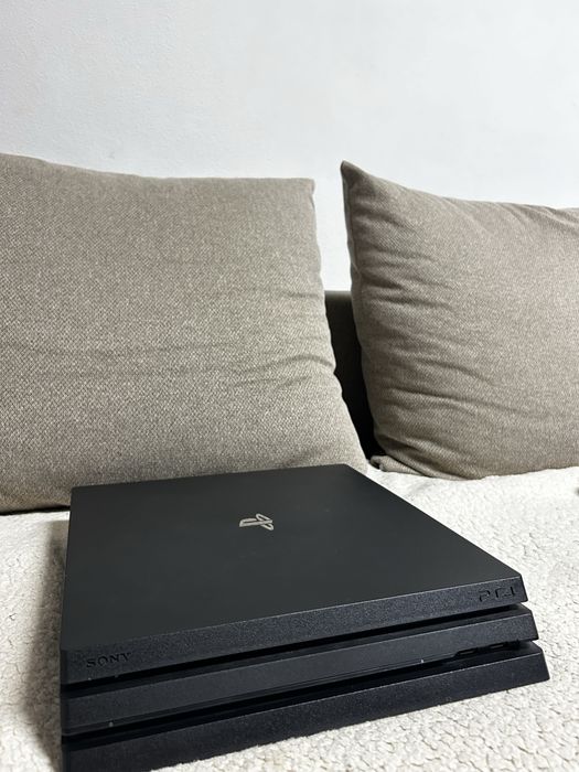 Playstation 4 PRO 1Tb (Ps4 pro ) + 2 controlere + 5 jocuri