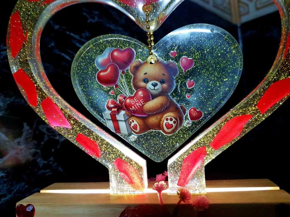 Уникално светещо мече от епоксидна смола с LED основа