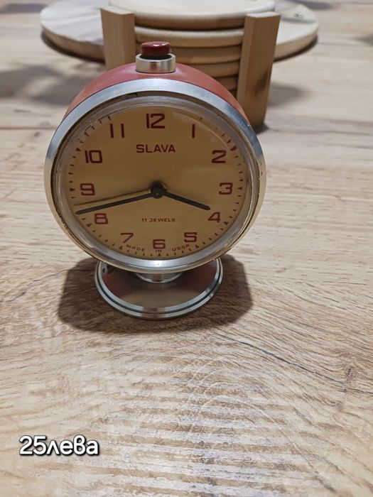 Ретро будилник и часовници