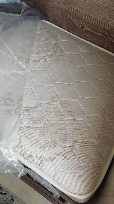 Кровать и навесной письменный стол