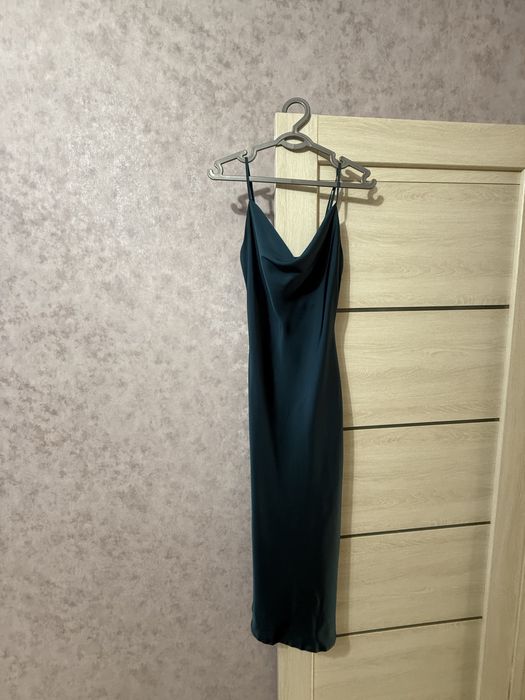 Коктельное платье из атласа отлично подчеркивает фигуру