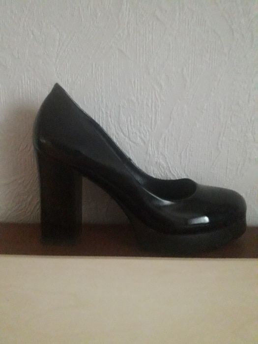 Продам туфли лакированные