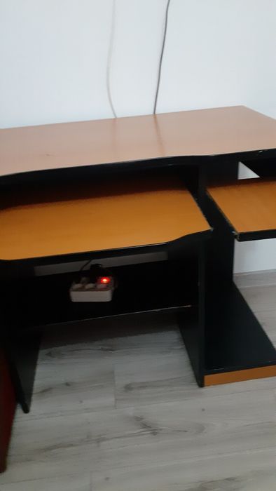 Birou, masa, calculator, leptop .