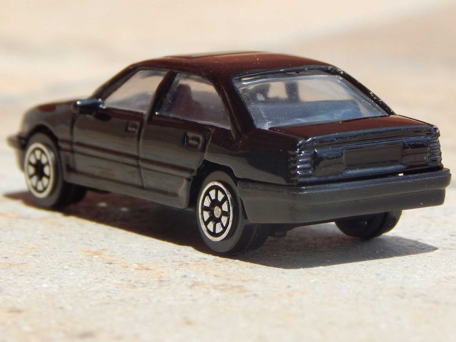 Macheta Opel Omega A (Vauxhall Carlton) sc 1:64 negru