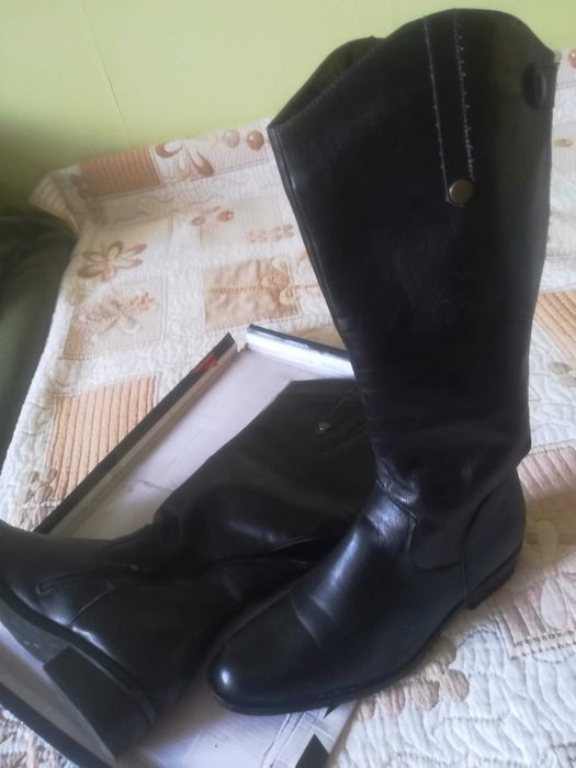 Високи ботуши с нисък ток и мека подплата (почти нов мии)