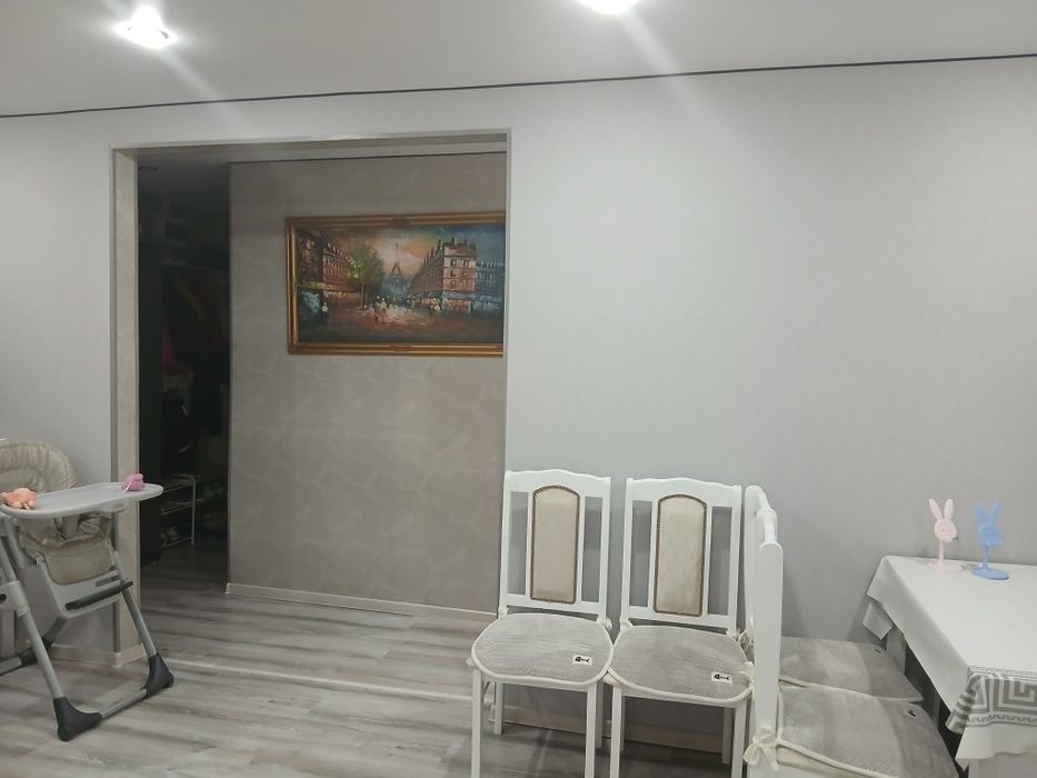 Продам квартиру 12 микрорайон 4 этаж