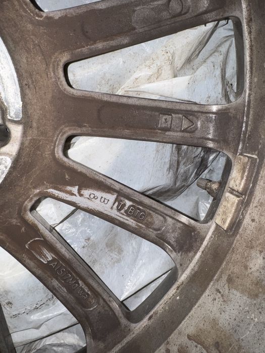 Jenti mercedes AMG R 19 originale cu tot cu cauciucuri semiuzate