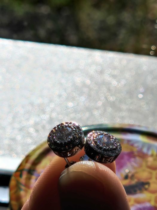 Cercei din argint cu pietre strălucitoare – eleganță rafinată