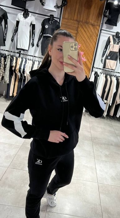 Compleu Calvin Klein 
Marimi  XXL 
Preț 270 lei