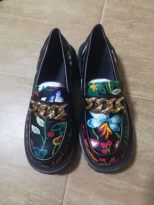 Цветни чисто нови обувки