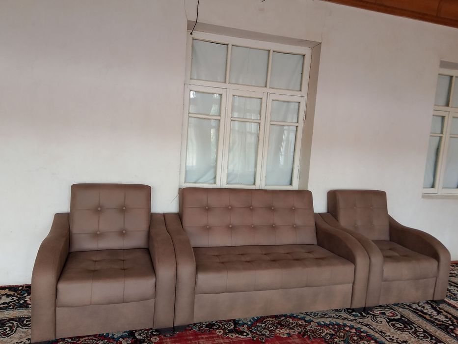 Divan kreslo yumshoq mebil va stenka