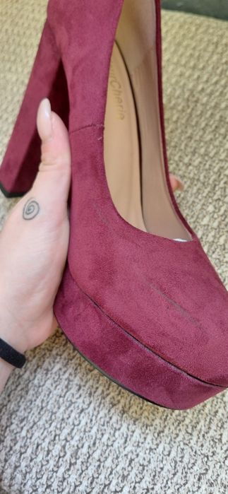Чисто нови! Червени велурени токчета
