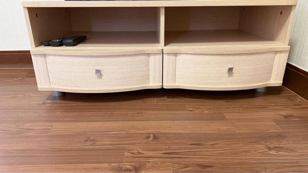 Спальня, комод, стол копьютерный и стулья