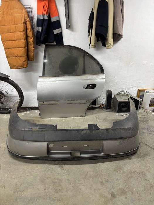 Задний бампер, задняя дверь, приборку, руль и шторку  Opel Omaga b
