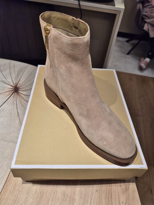 Боти  Michael Kors 40 номер, чисто нови
Regan Suede Ankle Boot