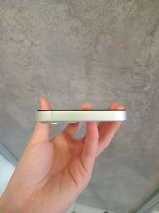 Продам белый Iphone 13