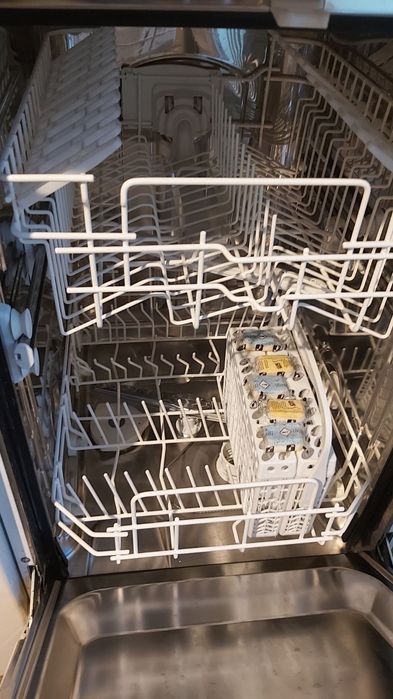 Продава се съдомиялна Midea.